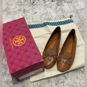 TORY BURCH Tory Charm Ballet Leather Flat Tan Size 5